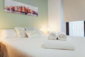 1 chambre, bureau, fer et planche à repasser, lit parapluie