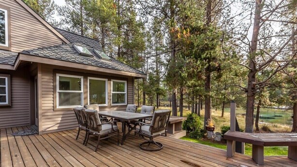 A deck with a table and chairs, a bench, and a house with a sloped roof. - Spacious Mt. Bachelor Retreat w/ Hot Tub + Pets OK (Bend)