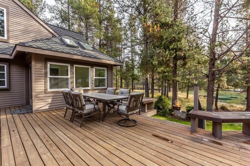 Spacious Mt. Bachelor Retreat w/ Hot Tub + Pets OK