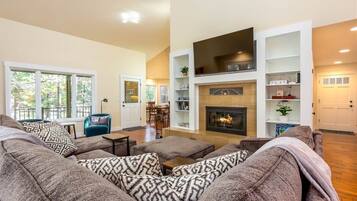 Tv, eldstad, tv-spel och böcker