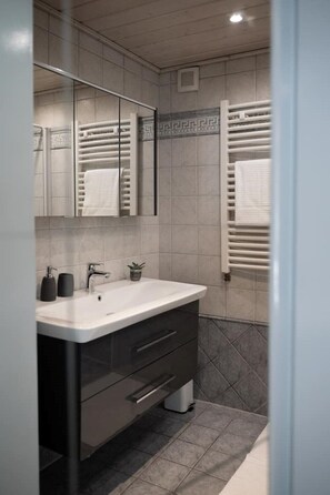 Douche, sèche-cheveux, serviettes fournies, savon