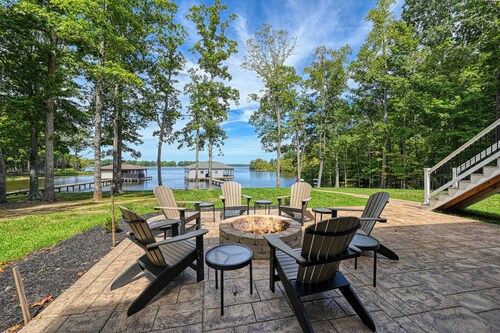 Luxury LAKEFRONT 7Bdr/7.5Ba -Huge Boathouse in Quiet Cove-Public Side-Stunning