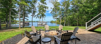 Luxury LAKEFRONT 7Bdr/7.5Ba -Huge Boathouse in Quiet Cove-Public Side-Stunning
