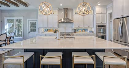 Luxury LAKEFRONT 7Bdr/7.5Ba -Huge Boathouse in Quiet Cove-Public Side-Stunning