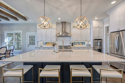 Luxury LAKEFRONT 7Bdr/7.5Ba -Huge Boathouse in Quiet Cove-Public Side-Stunning