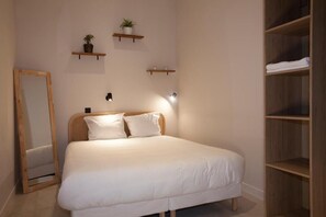 Basic Double Room, Shower Grab Bars, Air conditioning | Hypo-allergenic bedding, blackout drapes, free WiFi, bed sheets - Le Maje Hostel (Montpellier)