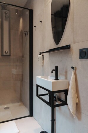 Deluxe Shared Dormitory (One bed in shared dormitory 6 guests) | Bathroom | Shower, rainfall showerhead, hair dryer, soap - Le Maje Hostel (Montpellier)