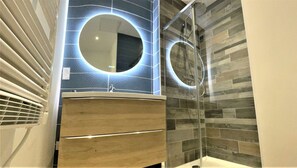 Douche, sèche-cheveux, bidet