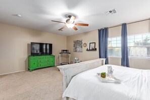 5 bedrooms, iron/ironing board, free WiFi, bed sheets - Big House, No Worries. Gilbert's Greatest 10ppl (Gilbert)