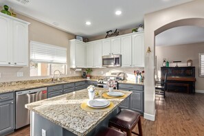 Fridge, microwave, oven, stovetop - Big House, No Worries. Gilbert's Greatest 10ppl (Gilbert)