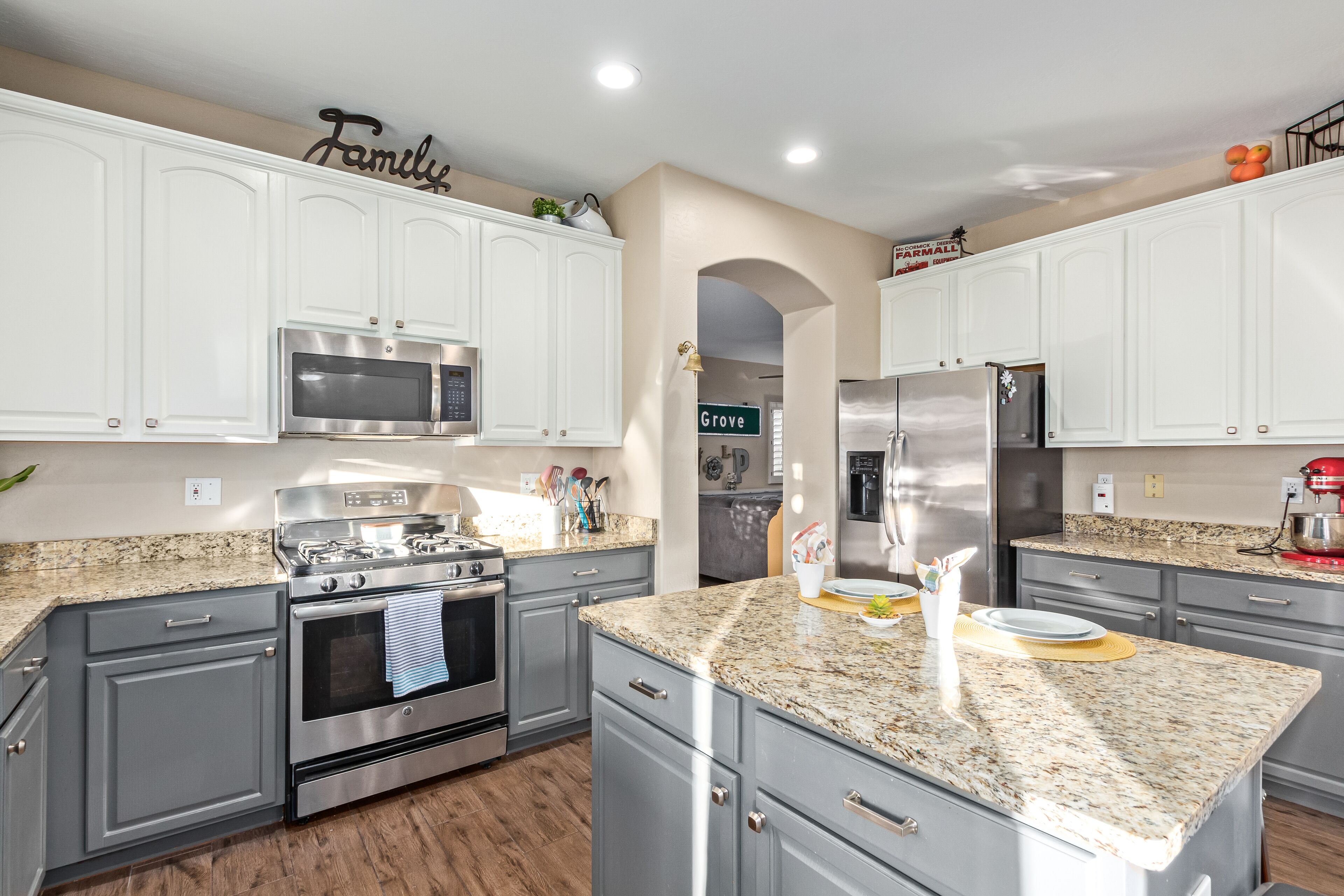 Refrigerador, microondas, horno y parrilla de estufa 