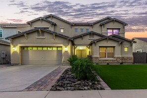 Exterior - Big House, No Worries. Gilbert's Greatest 10ppl (Gilbert)