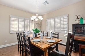 Dining - Big House, No Worries. Gilbert's Greatest 10ppl (Gilbert)