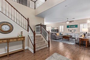 Televisión, chimenea, biblioteca musical y videoteca 