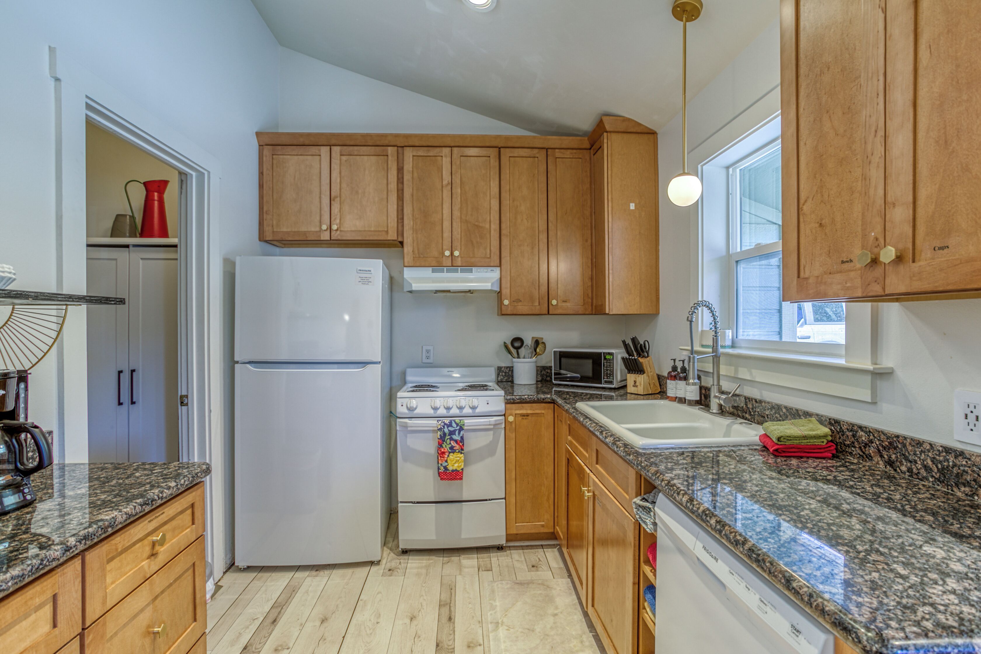 冷蔵庫、電子レンジ、オーブン、コンロ