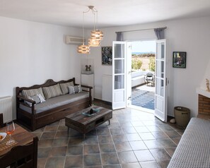 Deluxe Suite | Living area - Sea Lilies Suites (Naxos)