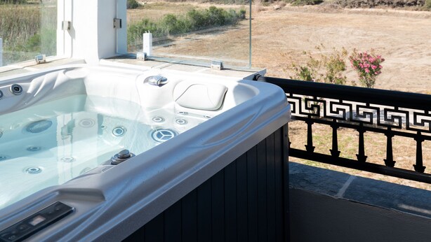 A hot tub with a clear view of the beach and ocean. - Sea Lilies Suites (Naxos)