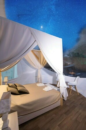 Hypo-allergenic bedding, desk, free WiFi