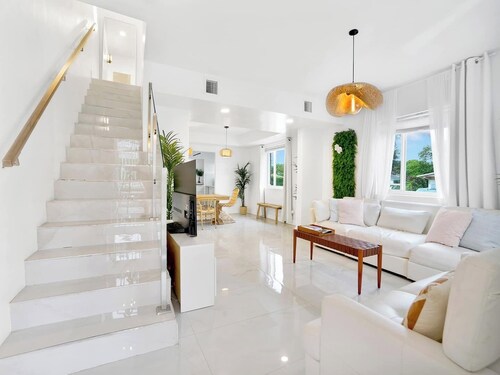 Casa Verde | Design District |5BR| Hot Tub