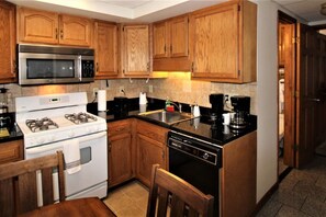 Fridge, microwave, oven, stovetop - Cooperstown Baseball Rentals - Team Basemen (Oneonta)