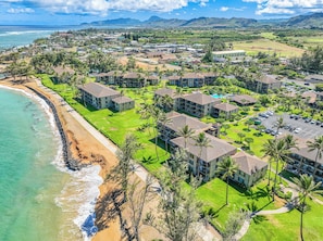 Une station balnéaire dotée de villas en bord de mer, d’une piscine centrale et d’un parcours de golf.