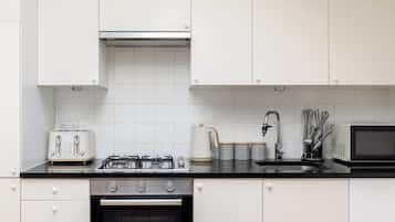Departamento | Cocina privada | Refrigerador, microondas, horno y parrilla de estufa