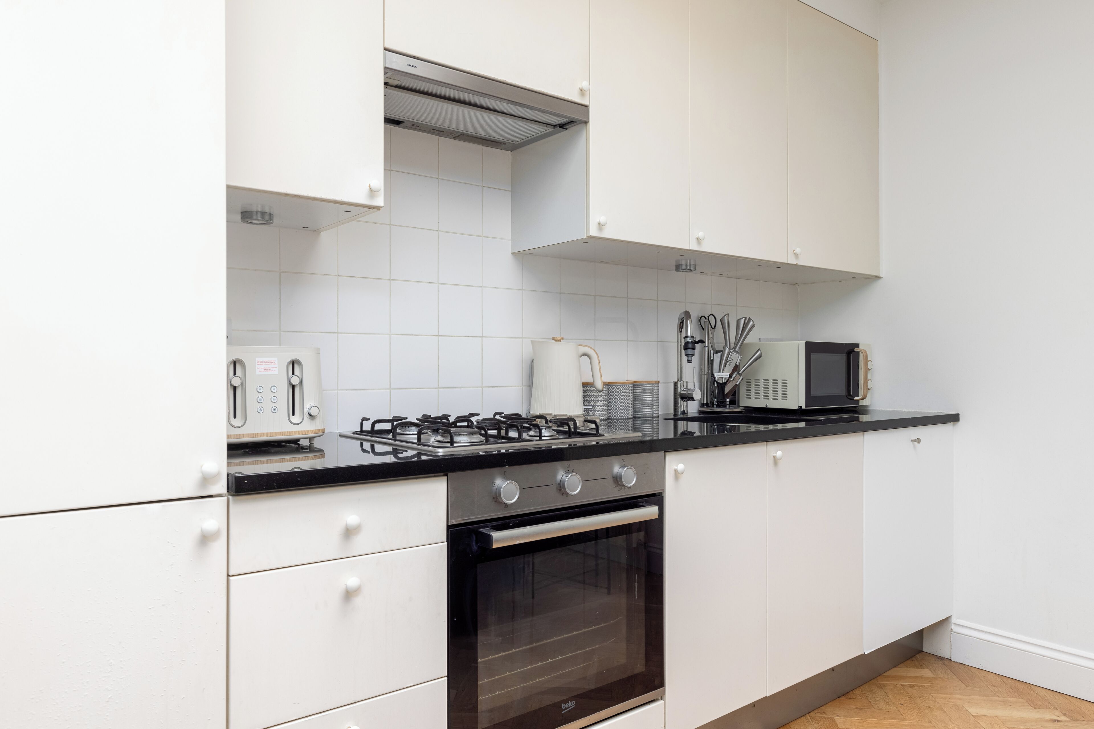 Departamento | Cocina privada | Refrigerador, microondas, horno y parrilla de estufa 