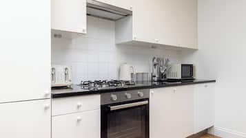 Departamento | Cocina privada | Refrigerador, microondas, horno y parrilla de estufa