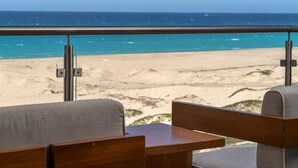 Un balcón con vista a la playa y el océano.
