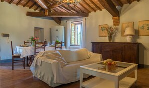 TV, fireplace - Villa with private pool, large garden, panoramic view and air conditioning (Cetona)