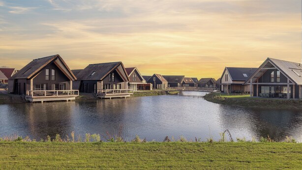 A row of modern houses with a water body in the foreground. - Dormio resort Nieuwvliet-Bad (Nieuwvliet)