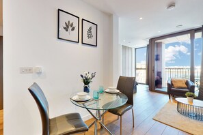 Dining - REM - Superb Studio in Greenwich with balcony & roof top (London)