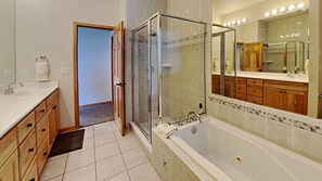 Duschwanne, Whirlpool, Handtücher, Toilettenpapier