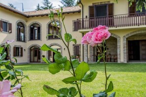 Property grounds - Accommodation 'La Torre' in a renovated late 19th century country house (Piemonte)