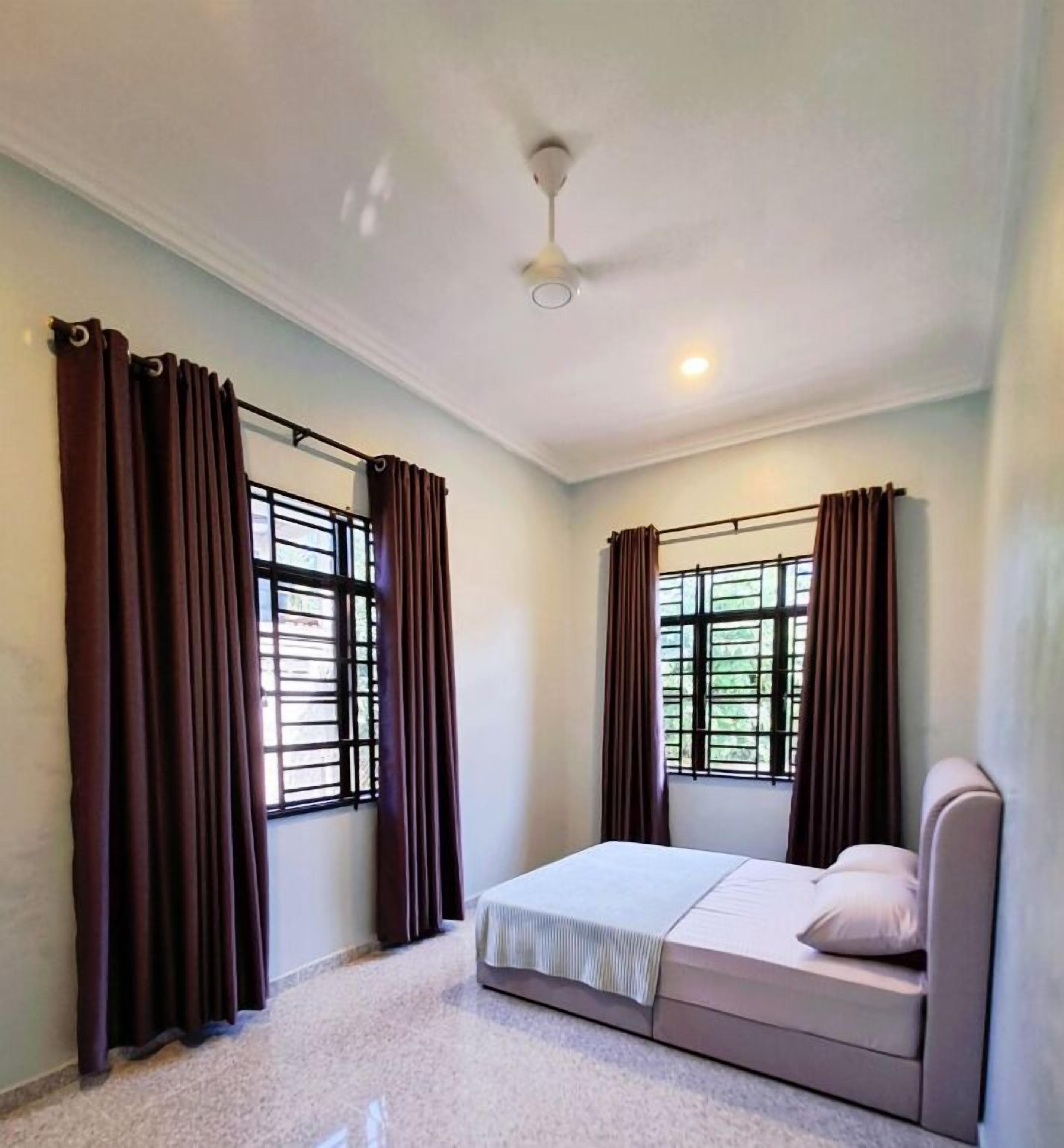 4 bedrooms, iron/ironing board, bed sheets, wheelchair access