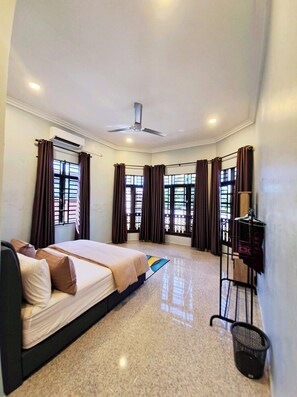 4 bedrooms, iron/ironing board, bed sheets, wheelchair access