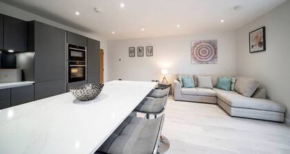 West Queen Street Apt - The Luxe Life