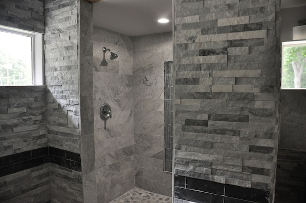 Combined shower/tub, towels, toilet paper