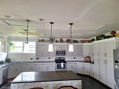 Popular large river home pool, pickelball, basketball, volleyball, nice area