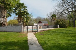 Outdoor pool - Popular large river home pool, pickelball, basketball, volleyball, nice area (Seguin)