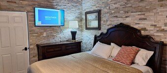 Popular large river home pool, pickelball, basketball, volleyball, nice area