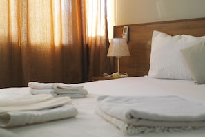 尊荣双人房 | 意大利 Frette 床单、高档床上用品、办公桌、笔记本电脑工作区