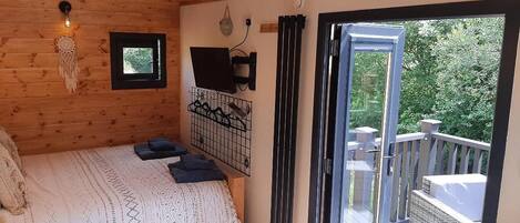 1 kamar tidur, setrika/meja setrika, Wi-Fi gratis, dan seprai linen