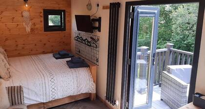 Min yr Afon - Cabin - Sleeps 2 - Hot Tub - Parking