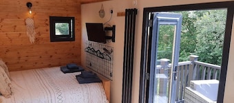 Min yr Afon - Cabin - Sleeps 2 - Hot Tub - Parking