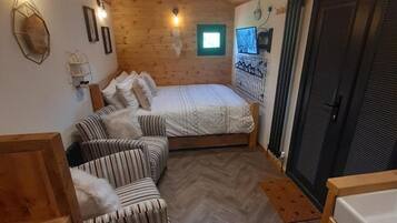 1 habitación, tabla de planchar con plancha, wifi gratis y ropa de cama
