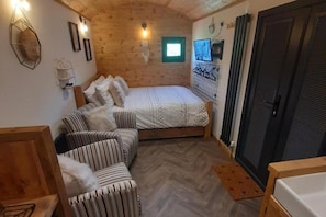 1 bedroom, iron/ironing board, free WiFi, bed sheets - Min yr Afon - Cabin - Sleeps 2 - Hot Tub - Parking (Holyhead)