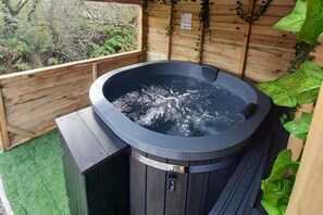 Outdoor spa tub - Min yr Afon - Cabin - Sleeps 2 - Hot Tub - Parking (Holyhead)