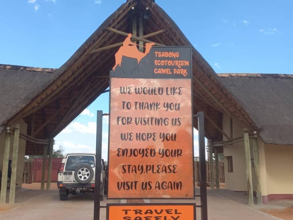 Un cartel en el Parque Ecoturístico de Camellos de Tsabong con un mensaje agradeciendo a los visitantes e invitándolos a regresar.