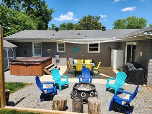Outdoor dining - Ivywood Escape Stylish + Relaxing Stay (Nashville)